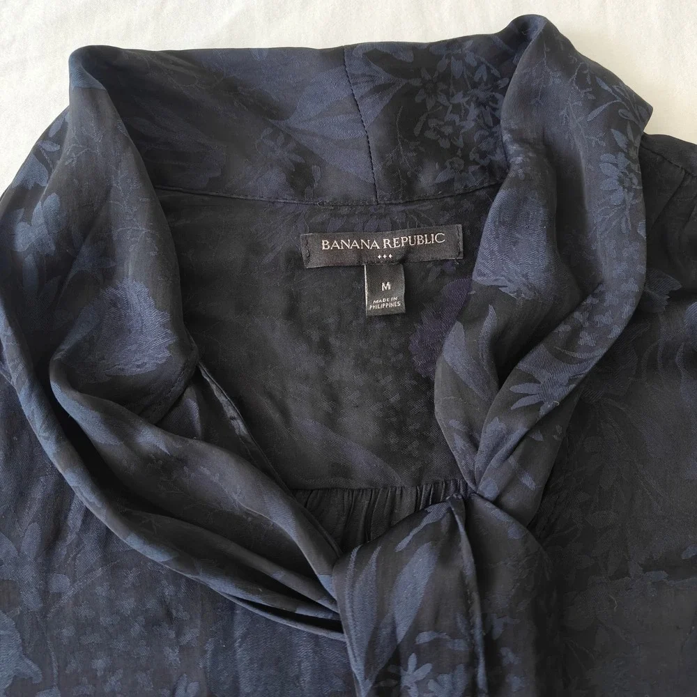 Banana Republic Womens Satin Tie Neck Blouse Navy Blue Floral Puff Sleeve Medium